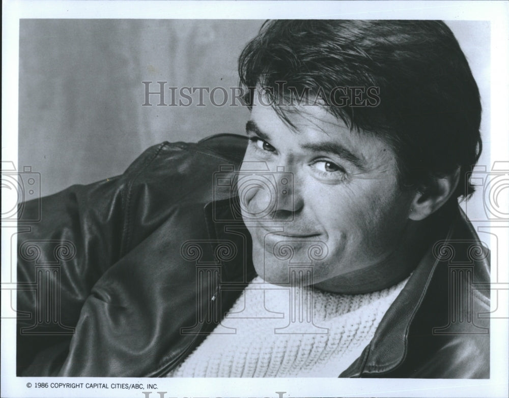 1986 Robert Urich as Spenser is a man of many interests music, - Historic Images