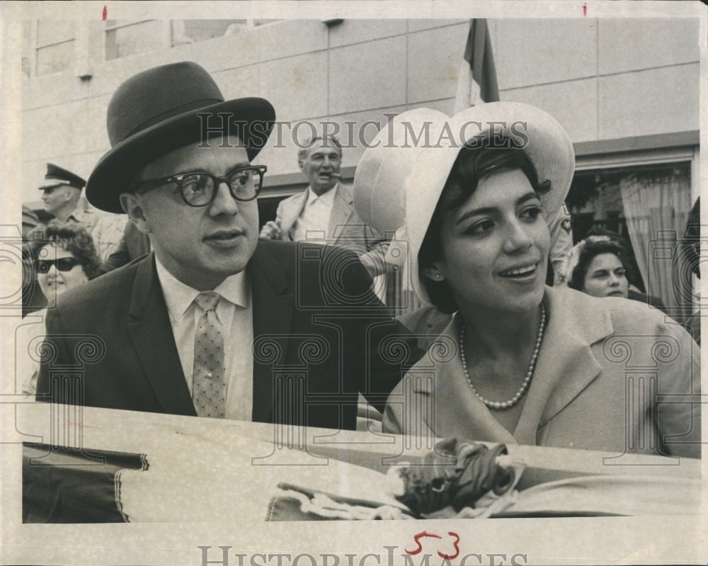 1962 Press Photo Guatemala Ambassador Carlos Urrutia-Aparicio Wife Parade - Historic Images