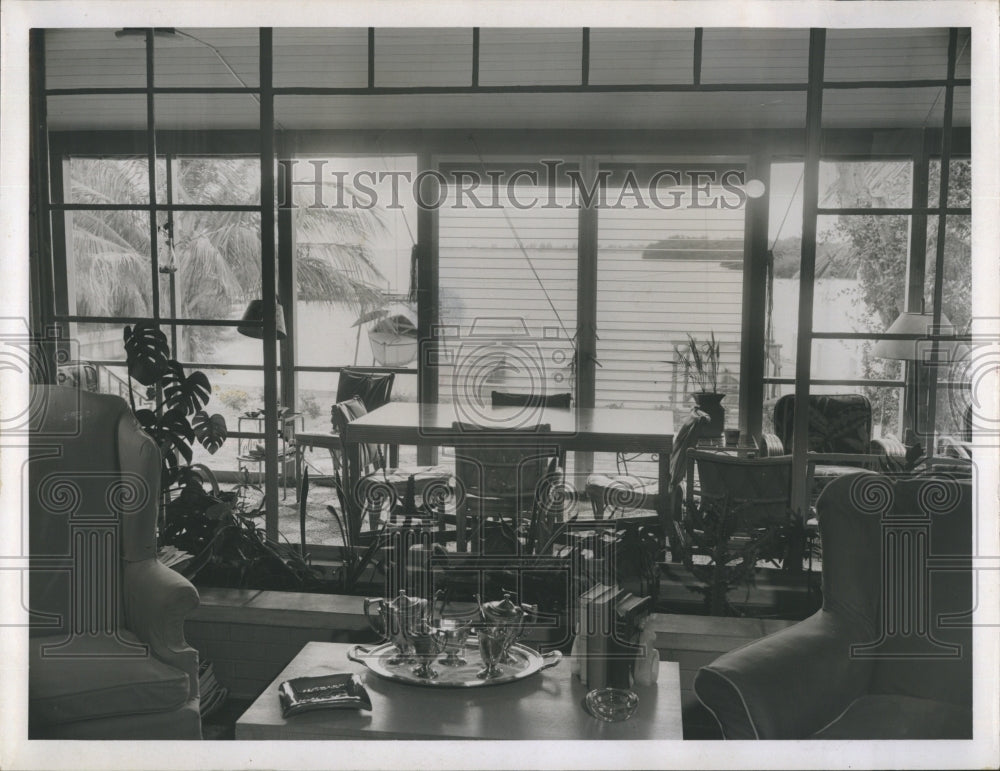 Press Photo 30-foot window in Beach Home. - Historic Images