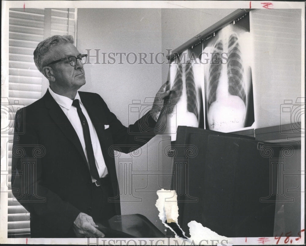 1962 Dr. Harry Oard researching Encephalitis.  - Historic Images