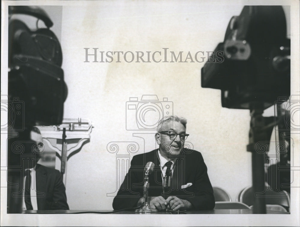 Press Photo Dr. Harry Oard at a news conference. - Historic Images