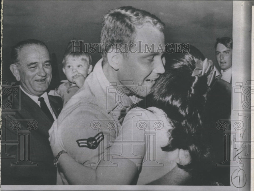 Press Photo Pat Nugent hugging what appears to be Luci Johnson - Historic Images