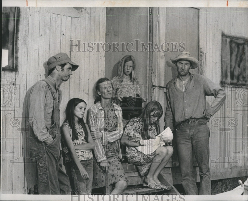 1974 Actress Cloris Leahman with cast The Migrants. - Historic Images