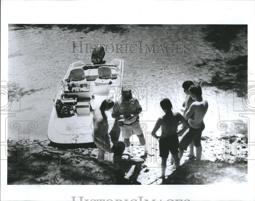 1991 Press Photo Deputy Tom Still talks with a group of boys on the Weeki wachee - Historic Images