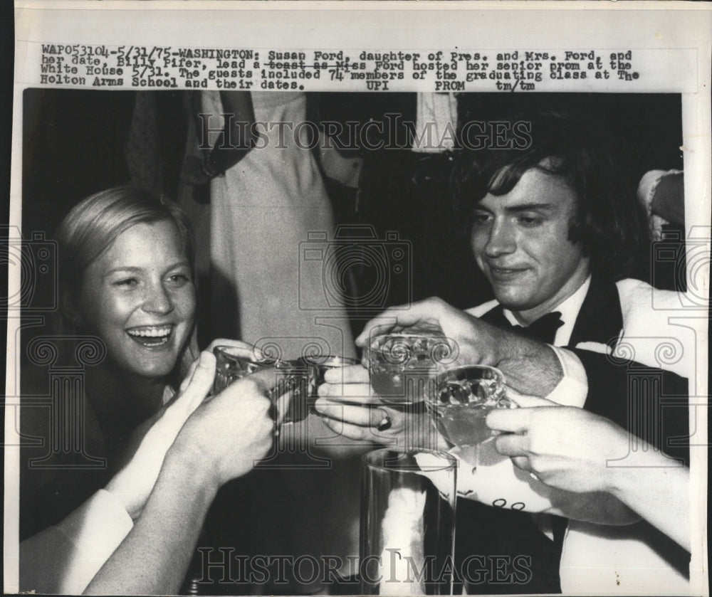 1975 Susan Ford Pres. daughter with her date Billy Pifer. - Historic Images