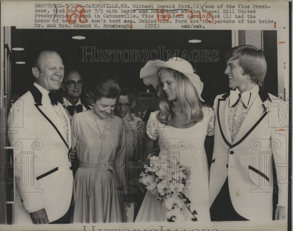 1974 Press Photo Michael Ford son President strolls wife Gayle wife Es -  Historic Images