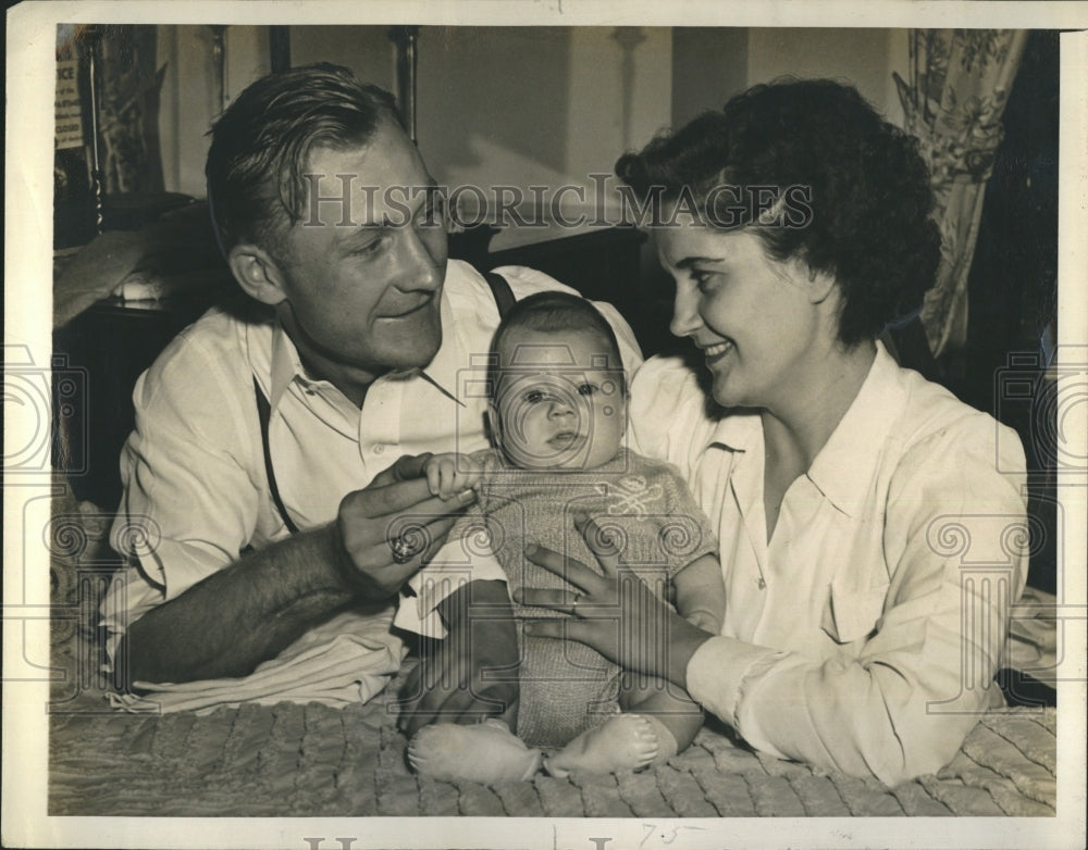 1942 George Kurowski,STL Cards 3rd baseman,with wife and child - Historic Images