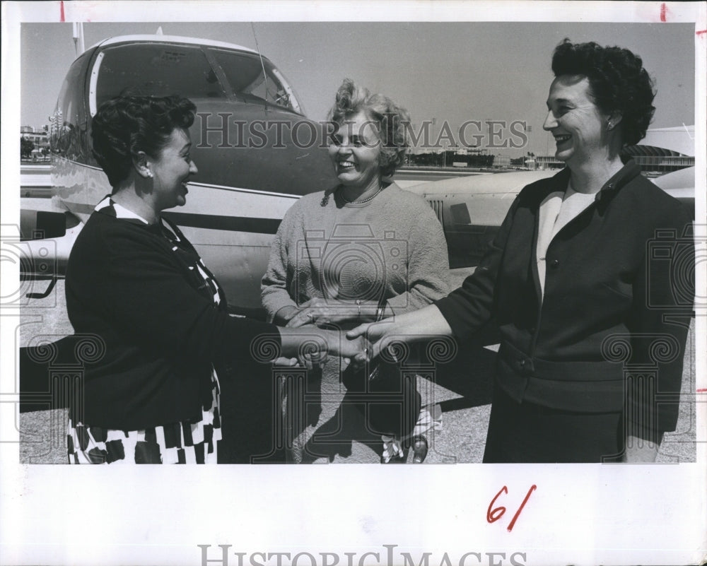 1965 Mrs. Fred Culler, greets Mrs. Harold McNabb, &amp; Mrs. Howard - Historic Images