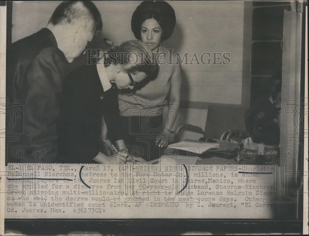 Press Photo Heiress Charlotte McDonnel Niarchos signs divorce papers - Historic Images