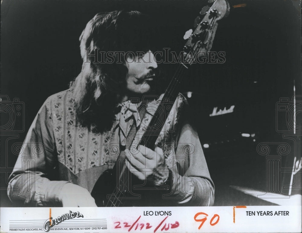 Press Photo Leo Lyons n English rock musician. - Historic Images