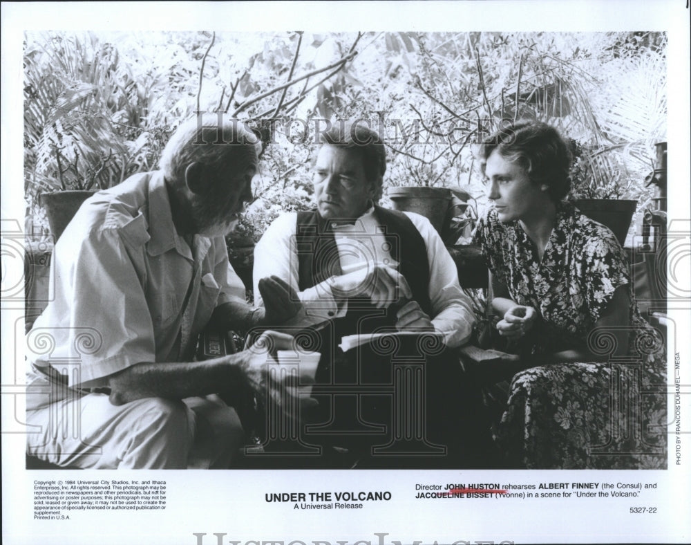 Press Photo Director John Hutton talks with Albert Finney and Jacqueline Bisset. - Historic Images