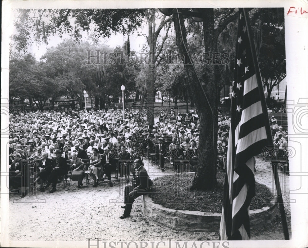 Large crowd of American People.  - Historic Images