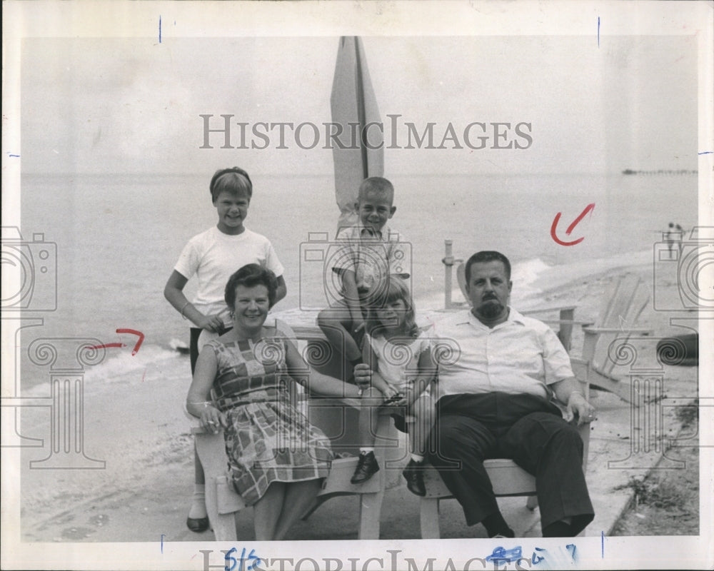 1954 The traveling Munn Family. - Historic Images