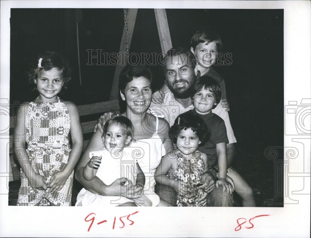 1979 Press Photo Arlyn and John Phoenix with their five kids. - Historic Images