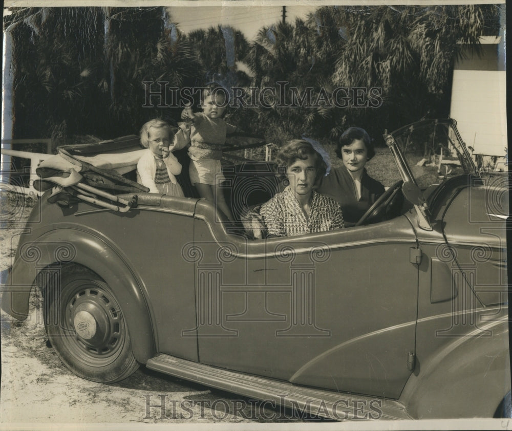 1949 English Miss Jean Innes visits her friends in Florida - Historic Images