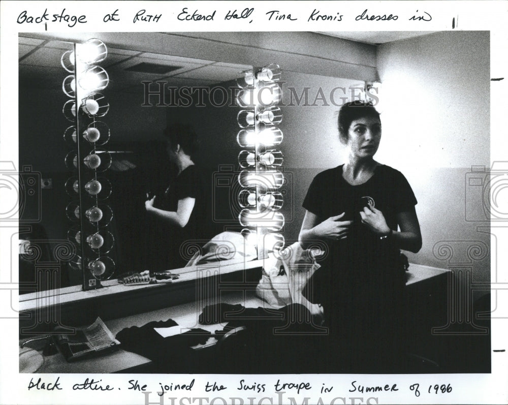 1987 Tina Kronis Performs Swiss Mime Mummenschanz - Historic Images