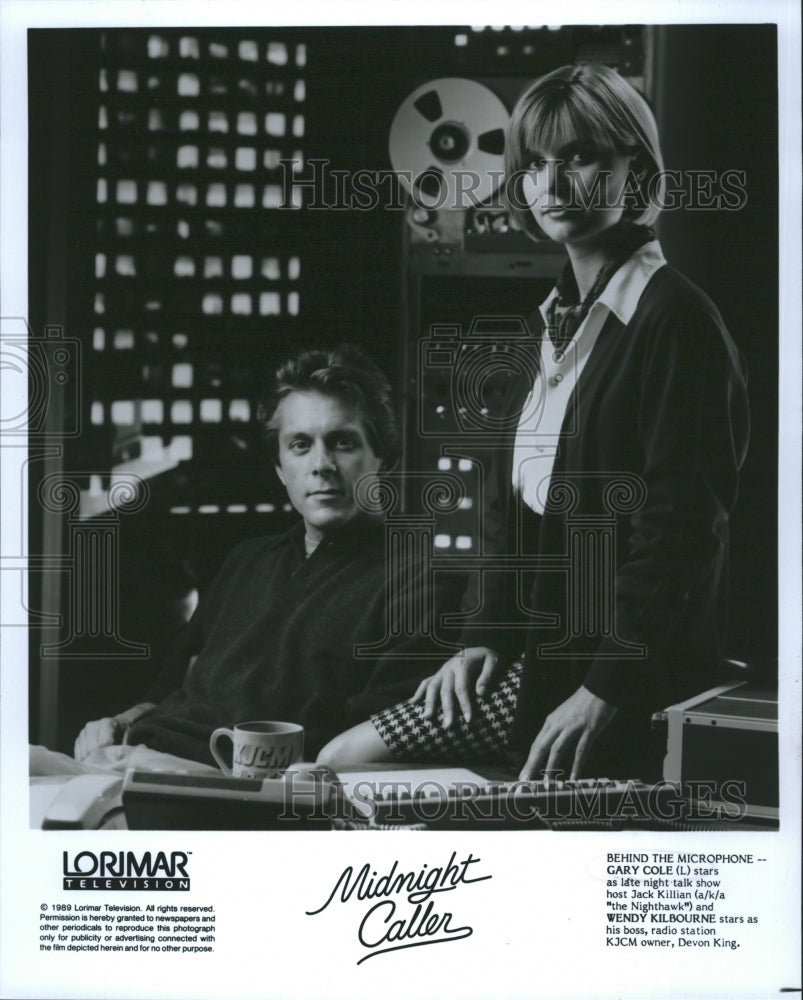 1988 Press Photo Actor Gary Cole & Actress Wendy Kilbourne on set. - Historic Images