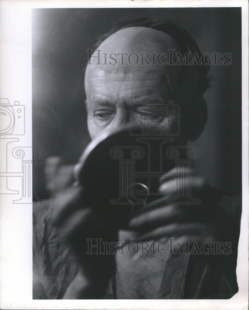 1976 Hal Holbrook preparing to play Mark Twain on stage - Historic Images