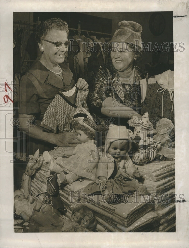 1962 Mrs. George W. Schmitt and Mrs. P.F. Thomson Needlework Guide - Historic Images