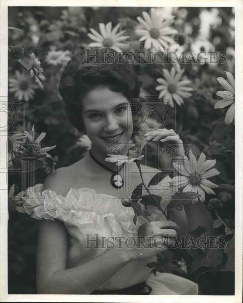 Lynda Lee Mead Miss America Of 1960 Poses In Southern Flower Garden - Historic Images