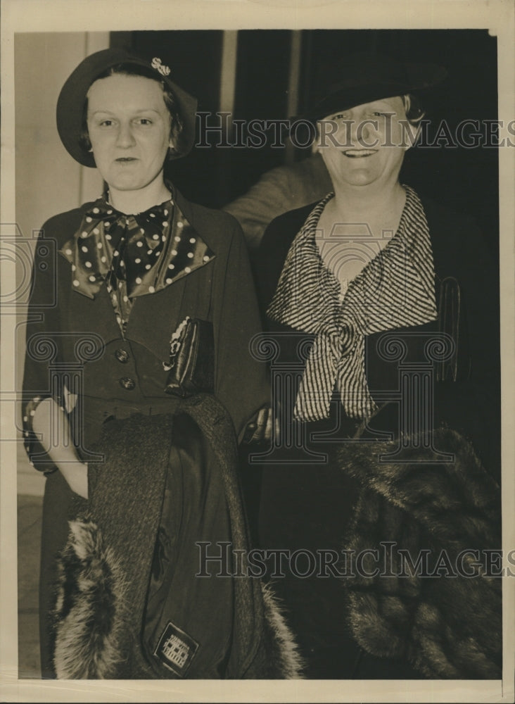 1940 Mrs. Gerald P. Nye, daughter Marjorie Nye - Historic Images