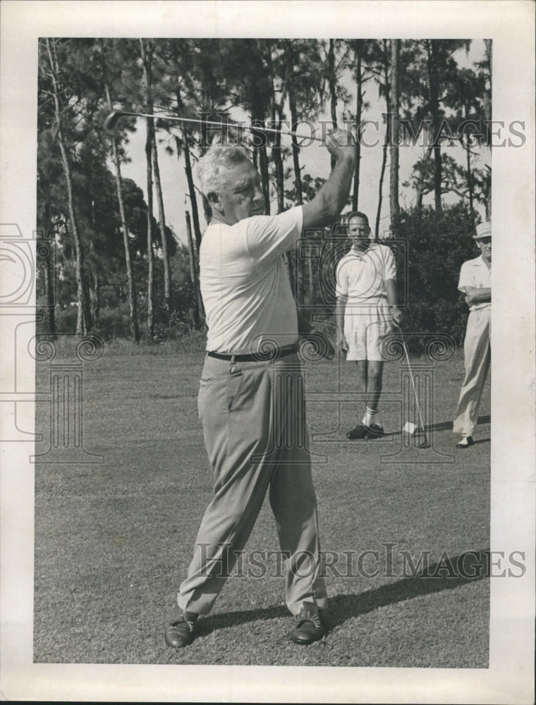 Press Photo Golfer R.J. O'Brien taking a swing - Historic Images