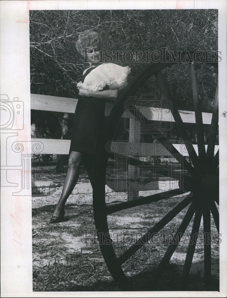 1988 Irish Cotton Shawl Wraps Darlin' Daring Black Linen  - Historic Images