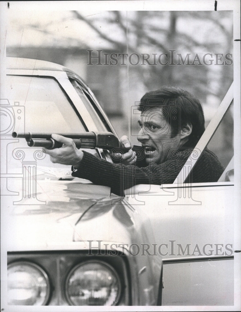 1981 Ron Leibman in a scene from "Rivkin: Bounty Hunter"  - Historic Images