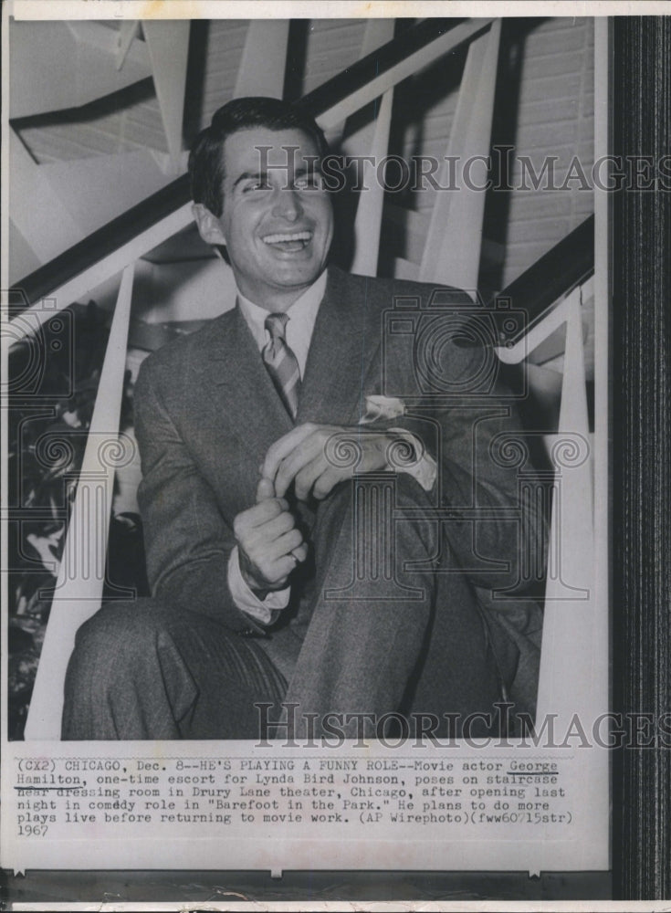 1967 Actor George Hamilton Barefoot In Park Play Drury Lane Theater - Historic Images