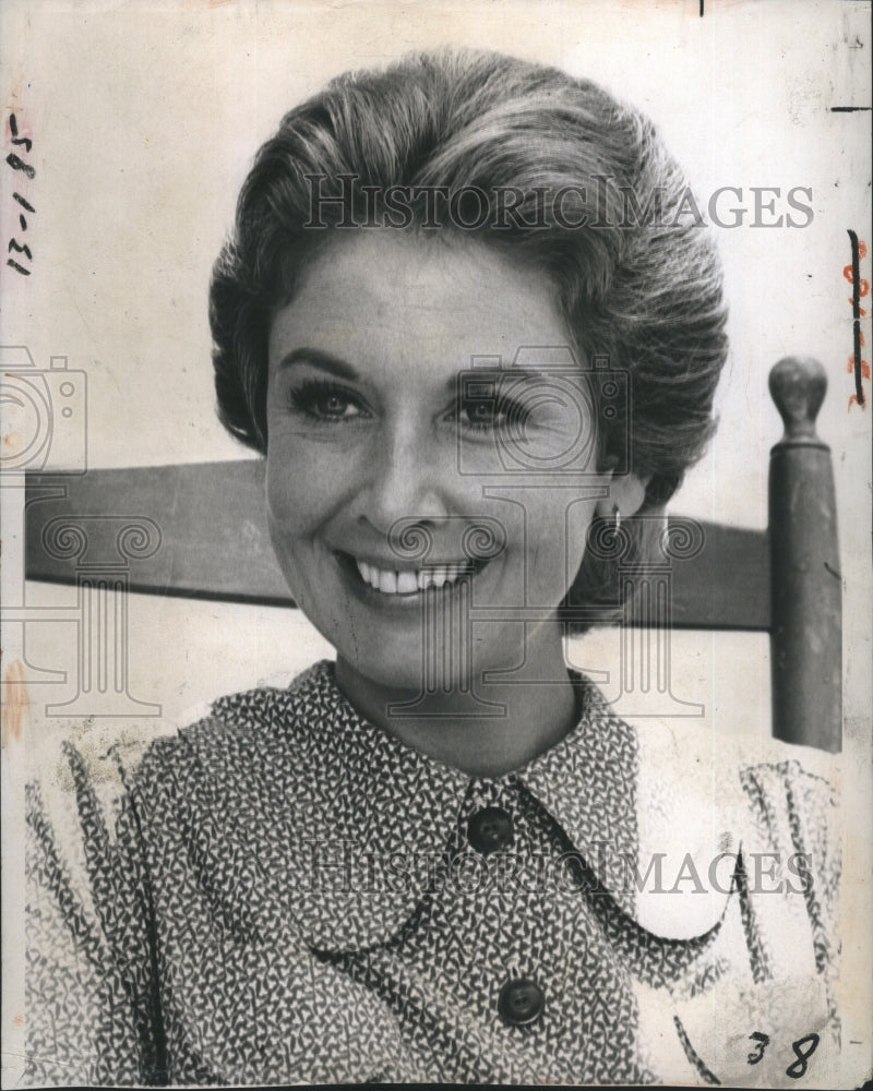 1976 Actress Michael Learned star as Olivia Walton.  - Historic Images