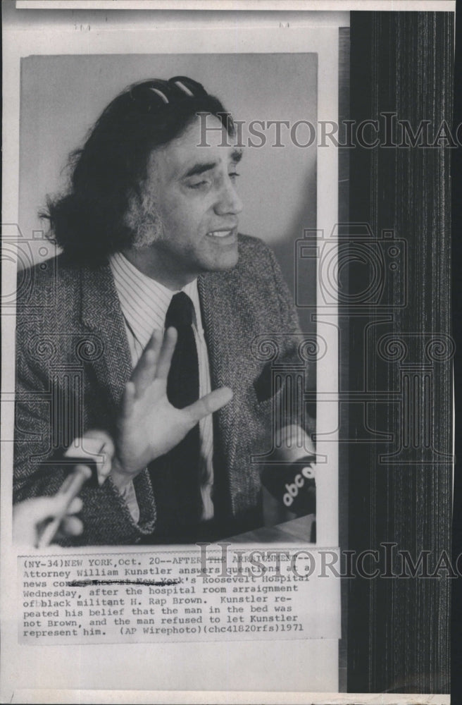 1971 Press Photo Attorney William Kunstler answers questions at news conference - Historic Images