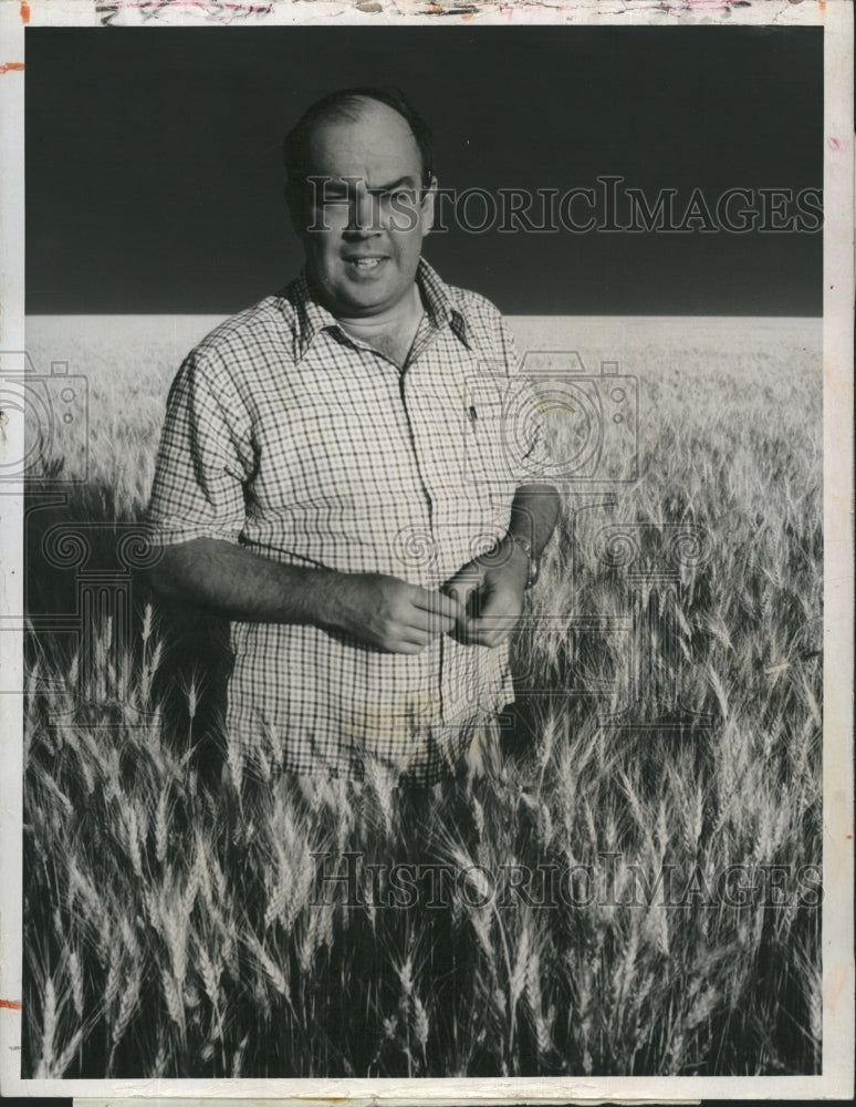 1975 Charles Kuralt CBS News Correspondent. - Historic Images