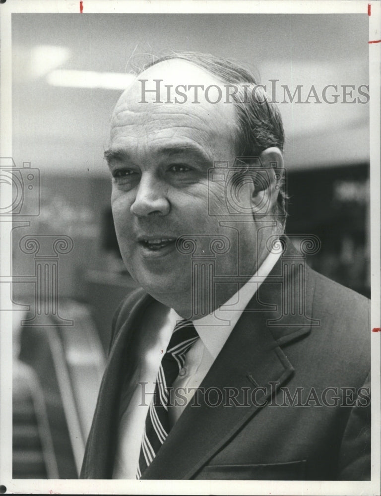 1982 Correspondent for CBS, Charles Kuralt  - Historic Images