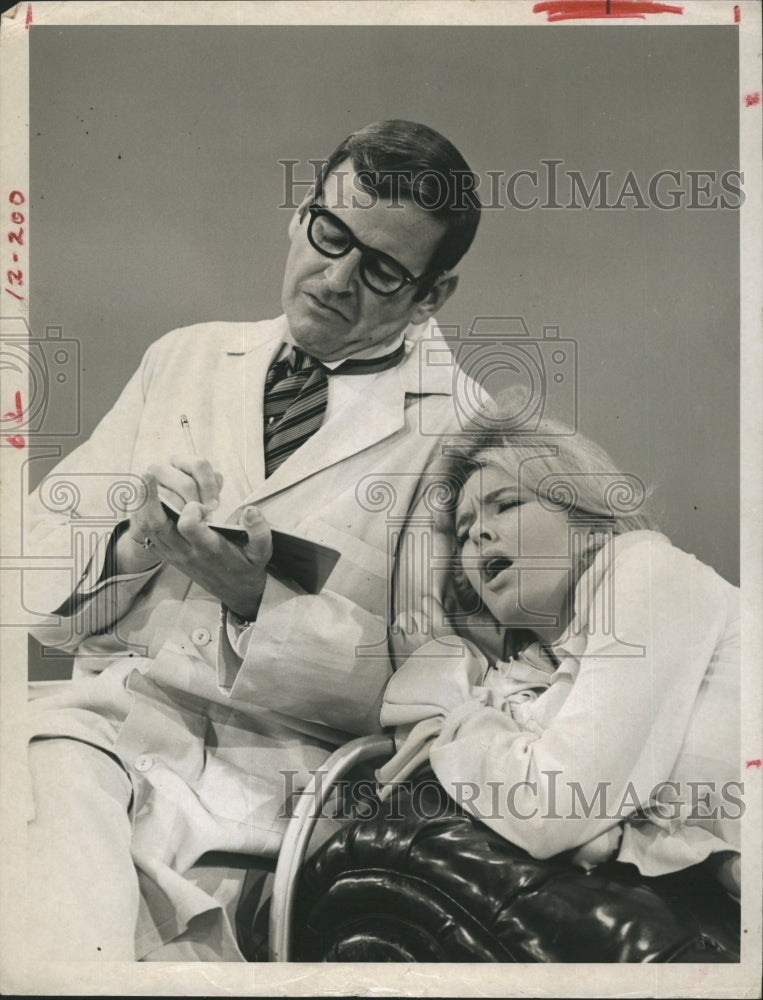 Press Photo Actors Paul Lynde & Joey Heatherton on "Dean Martin: The Goldiggers" - Historic Images