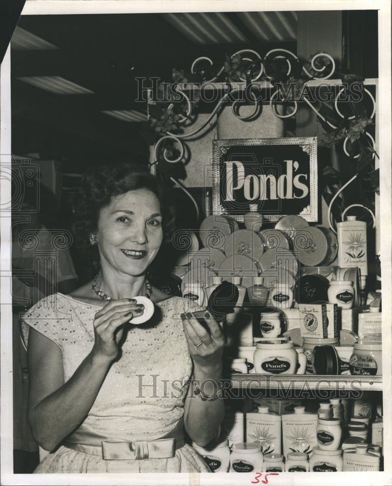 1960 Madeline Sykes Cosmetician Pond's Cream - Historic Images