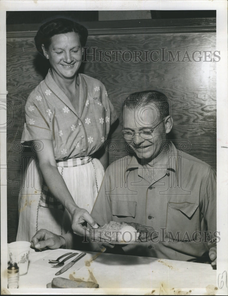 Press Photo Leonard Swidersky Enjoys Meal Of Fish That He Caught While Fishing - Historic Images