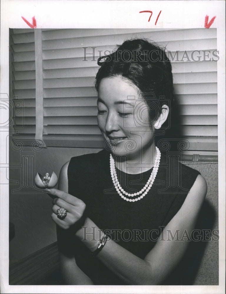 1964 Mieko Takenoya Of Japan Visits Mr. And Mrs. Henry L. Ermatinger - Historic Images