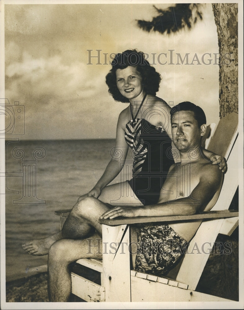 1949 Mr And Mrs Joe H. Taylor Enjoy Beach At Sunglow Cottages Tampa - Historic Images