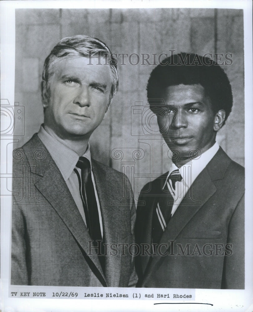 1970 Actors Leslie Nielson and Hari Rhodes - Historic Images