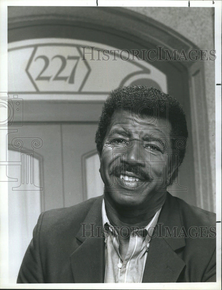 1987 Hal Williams stars as Lester Jenkins in the comedy series "227" - Historic Images