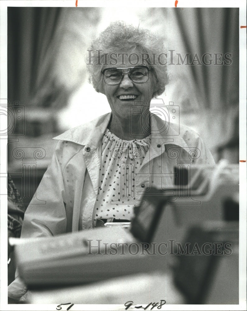 1984 Dorothy Rich exchanges Gift check to a whistling Tea kettle. - Historic Images