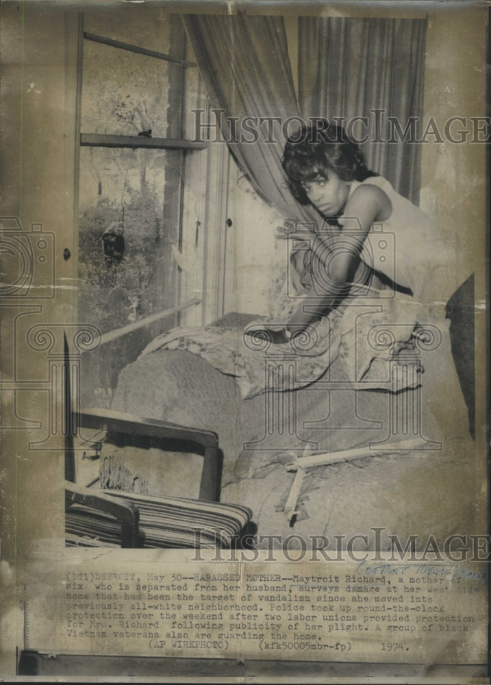 1974 Mayroit Richard victim of vandalism in a all white neighbor. - Historic Images