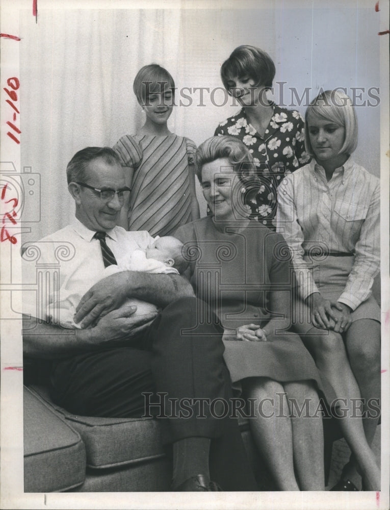 1967 Foster parents Mr. and Mrs. Ken Williams and family. - Historic Images