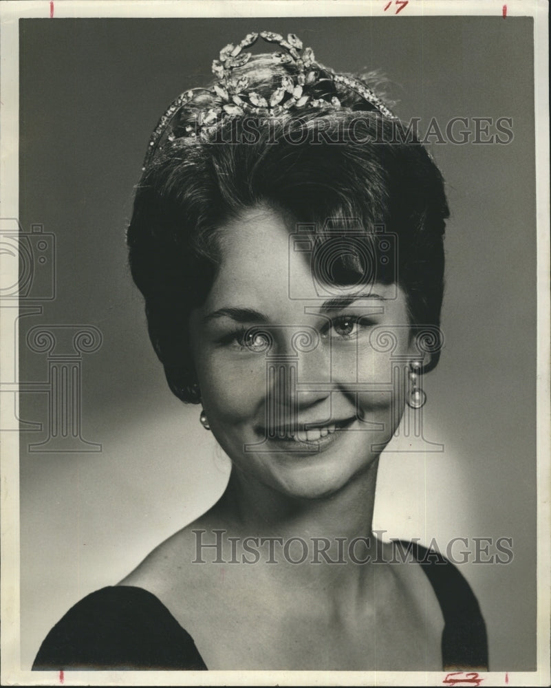 Gladys Vines of Madeira Beach Wins U. of Miami Homecoming Queen - Historic Images