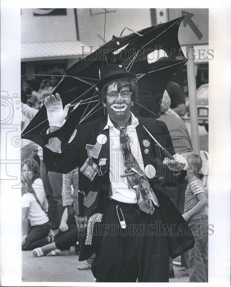 1982 Clown Al Hernandez waves during Christmas Parade Citrus Co. - Historic Images