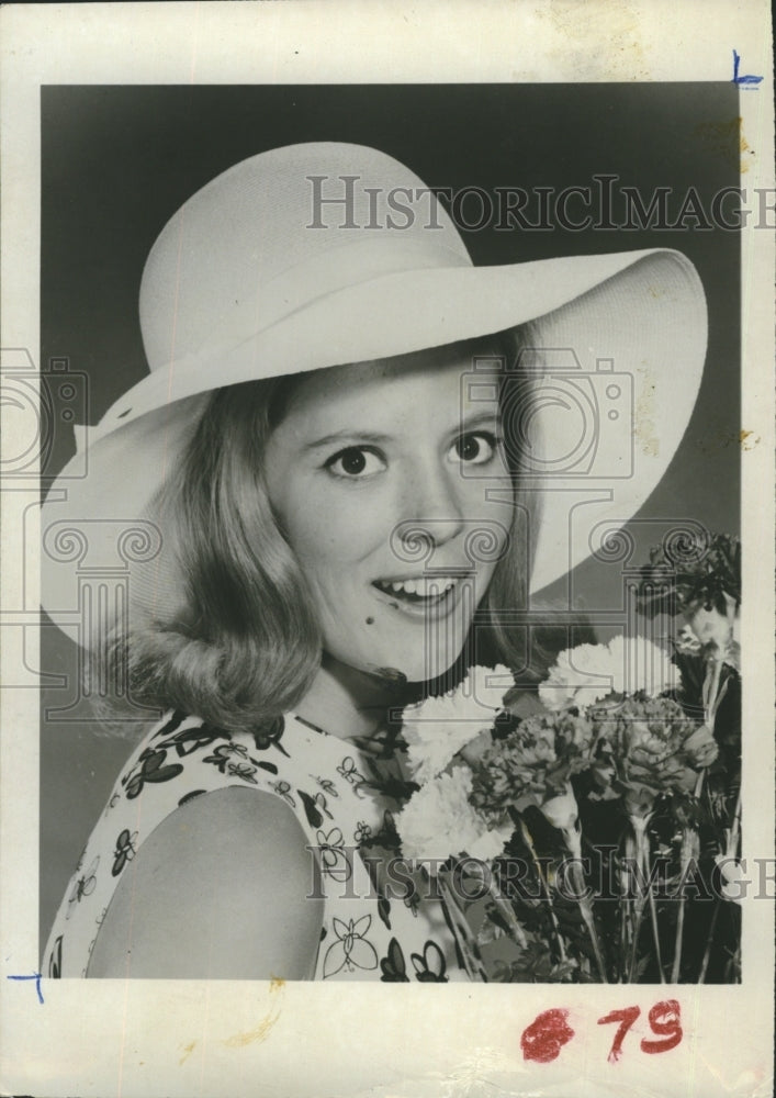 1963 Pictured is actress Meredith MacRae.  - Historic Images