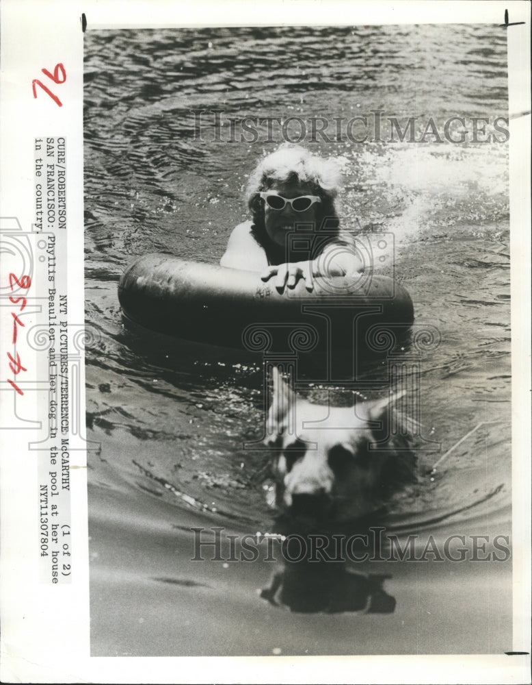 1978 Phyllis Beaulieu and her dog in the pool, pianist and recoverin - Historic Images