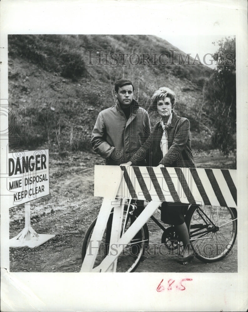 1966 Actors Robert Wagner Sally Ann Howes "The Enemy On The Beach" - Historic Images