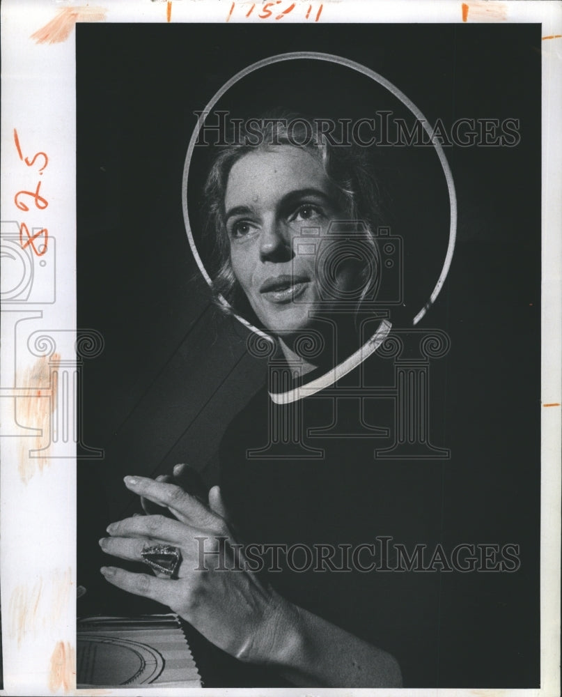 1974 Villanueva Bernadene Psychic  - Historic Images