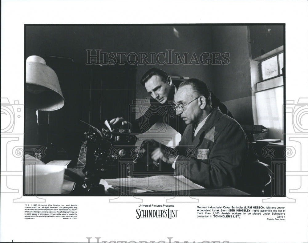 1993 Liam Neeson &amp; Ben Kinsley in &quot;Schindler&#39;s List&quot; - Historic Images